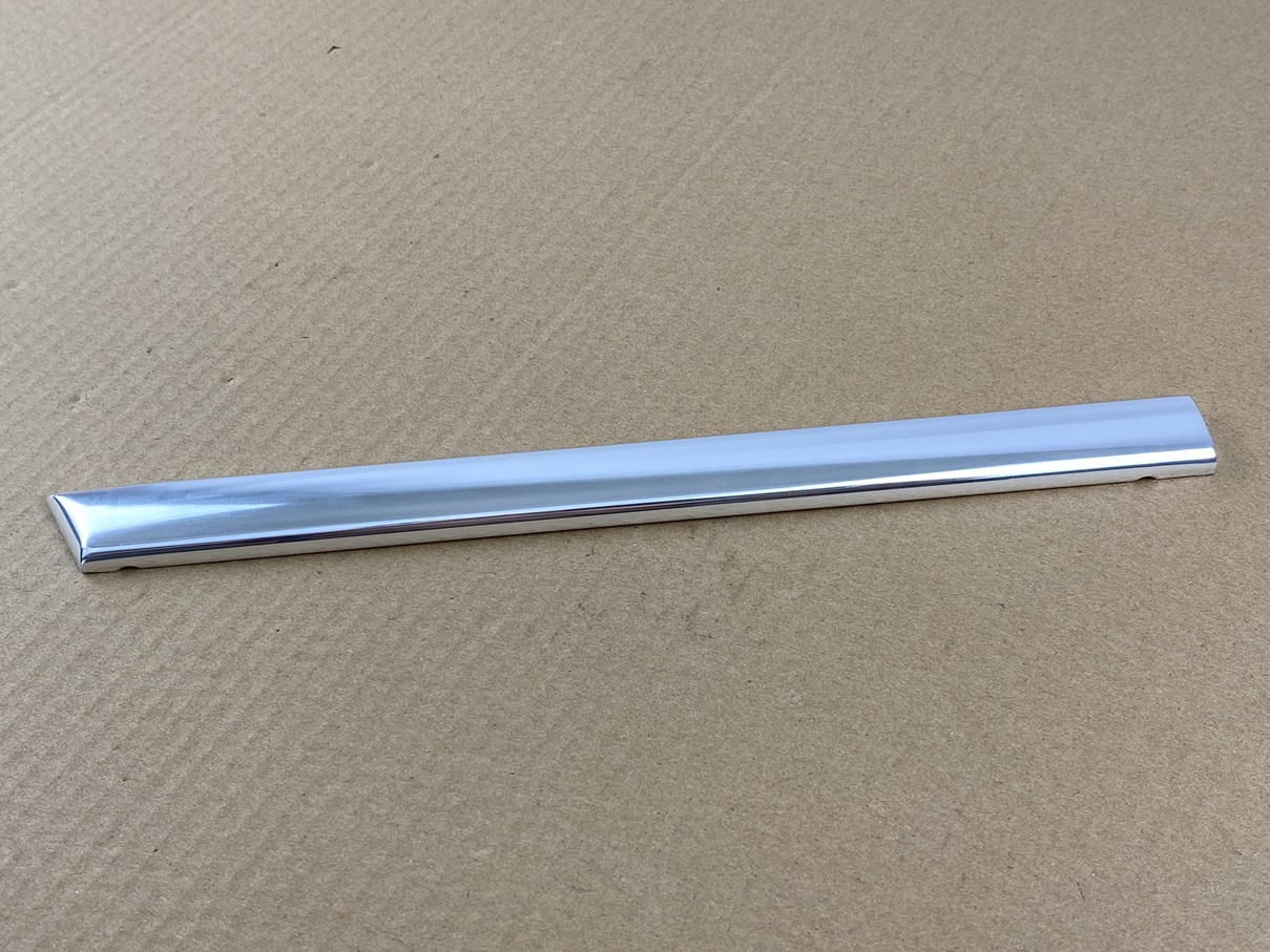 ALU-ZIERLEISTE LINKS AN VORDERKOTFLÜGEL "NF"