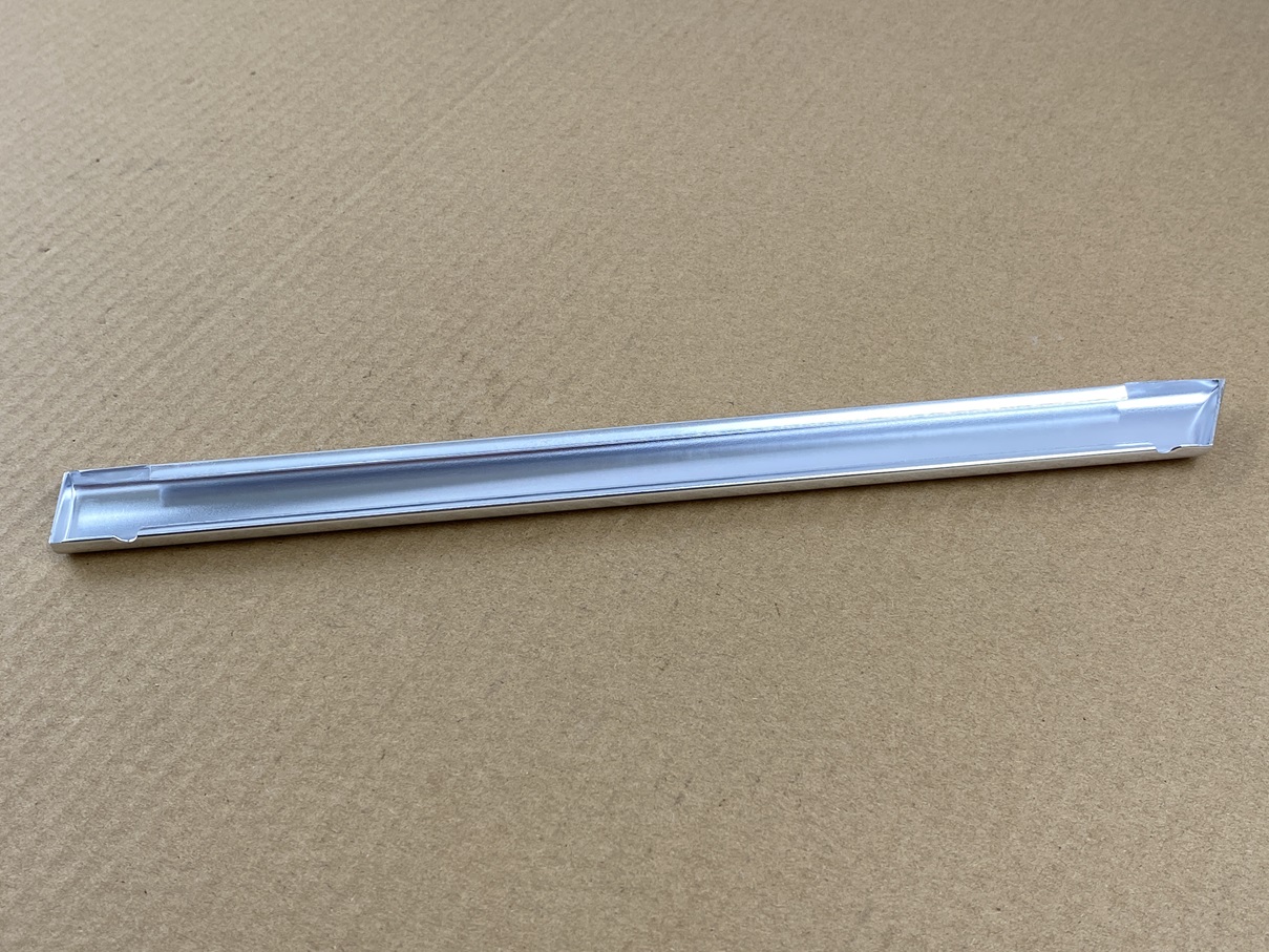 ALU-ZIERLEISTE LINKS AN VORDERKOTFLÜGEL "NF"