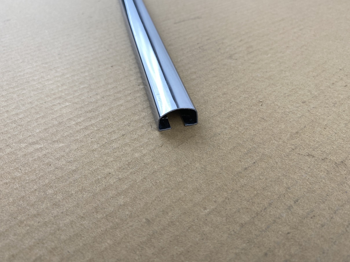 ZIERSTAB RECHTS ZWISCHEN HECKLEUCHTEN